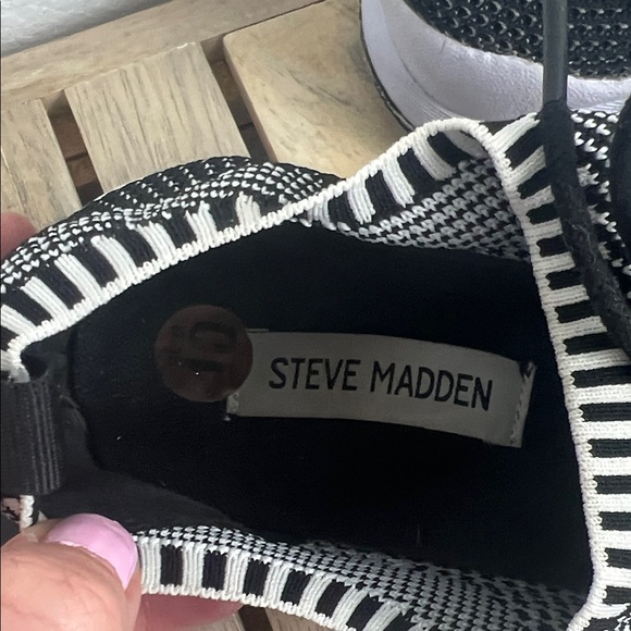 Steve Madden Women’s Monochrome Knit Sneakers Size 10 - Picture 2 of 6